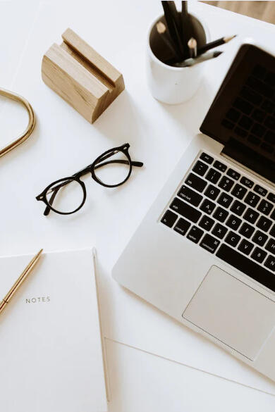 Virtual assistant workspace flat lay – Fieldwork provides admin support, reporting dashboards, and automation setup for small businesses.